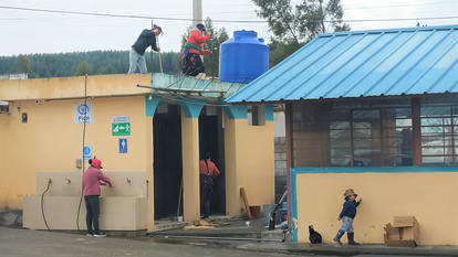 Minga Comunitaria en la Unidad Educativa General Leónidas Plaza del Cantón Latacunga.