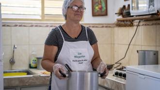 una persona que está de pie en la cocina