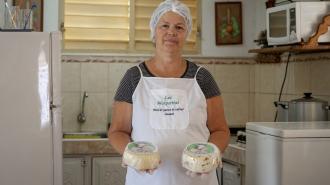 una persona de pie en una cocina