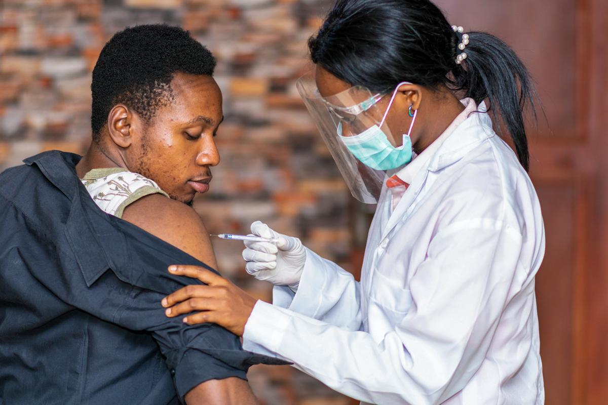 shutterstock-vaccination-Africa-1901093155.jpg