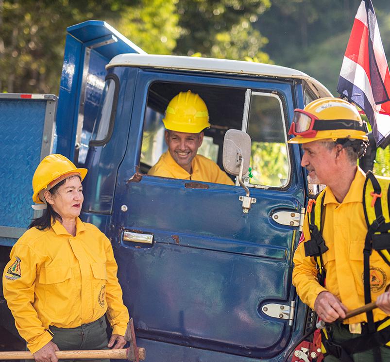 Bombera y bomberos forestales