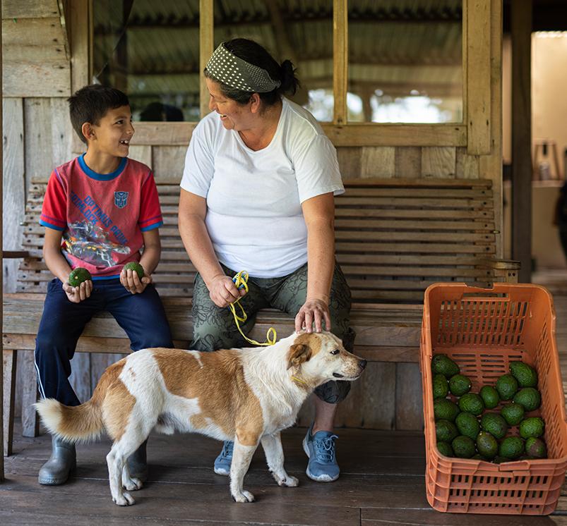 Mujer rural y niño con su mascota