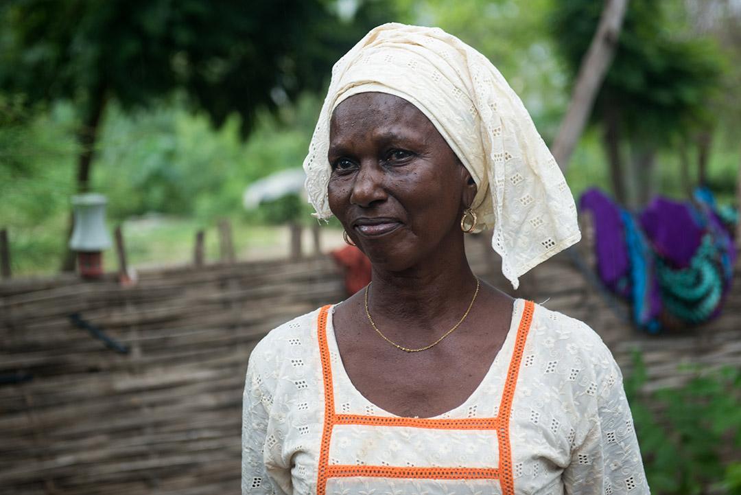 Sénégal, Forêt de Mbao, Femme debout dans un champ 