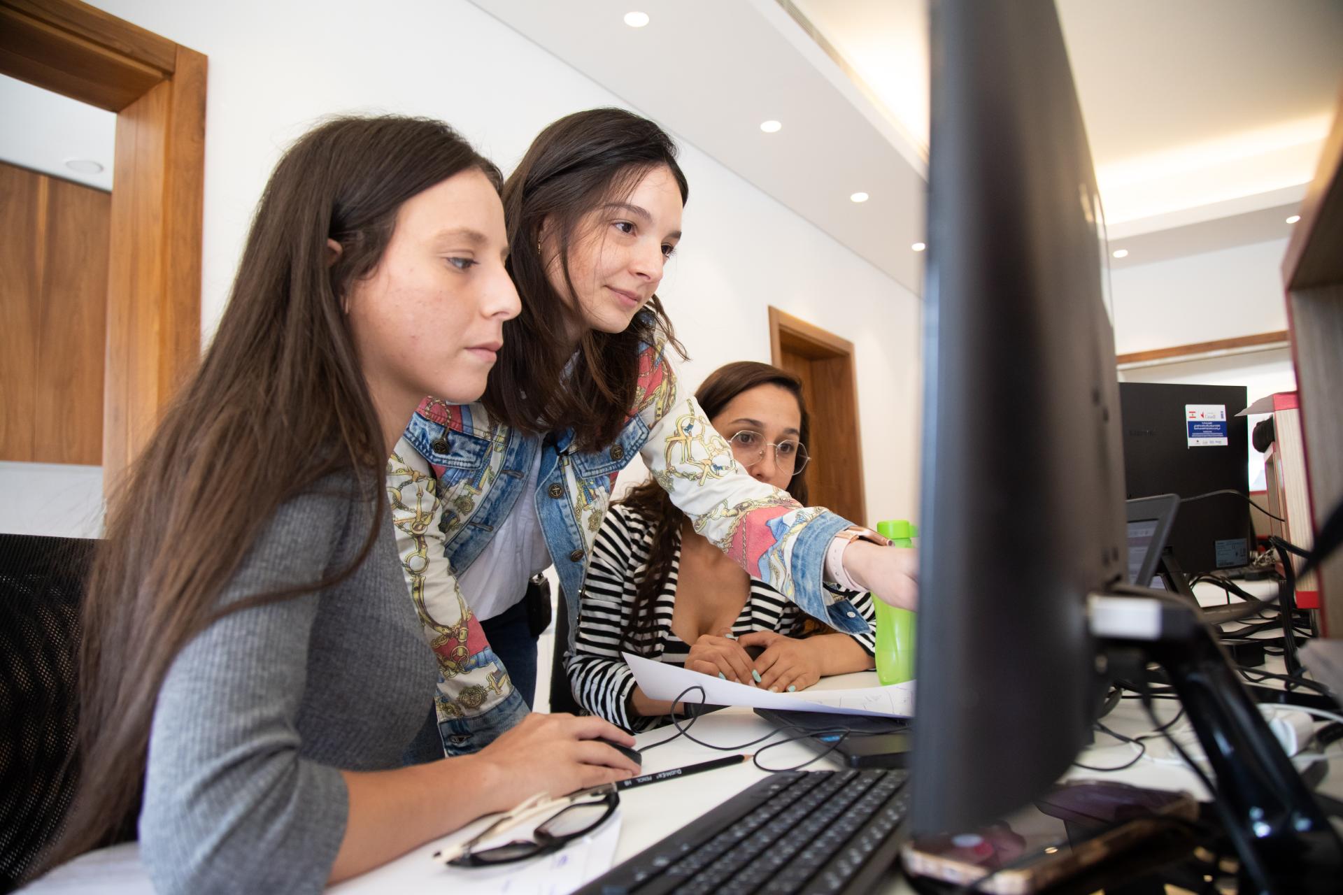Women infront of a computer 