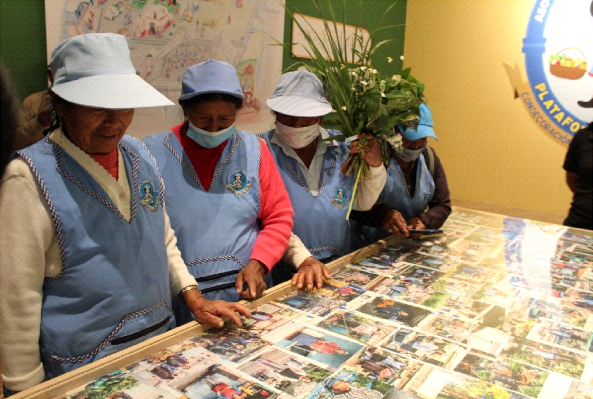 Mujeres Hierbateras recorriendo la exposición que protagonizan 