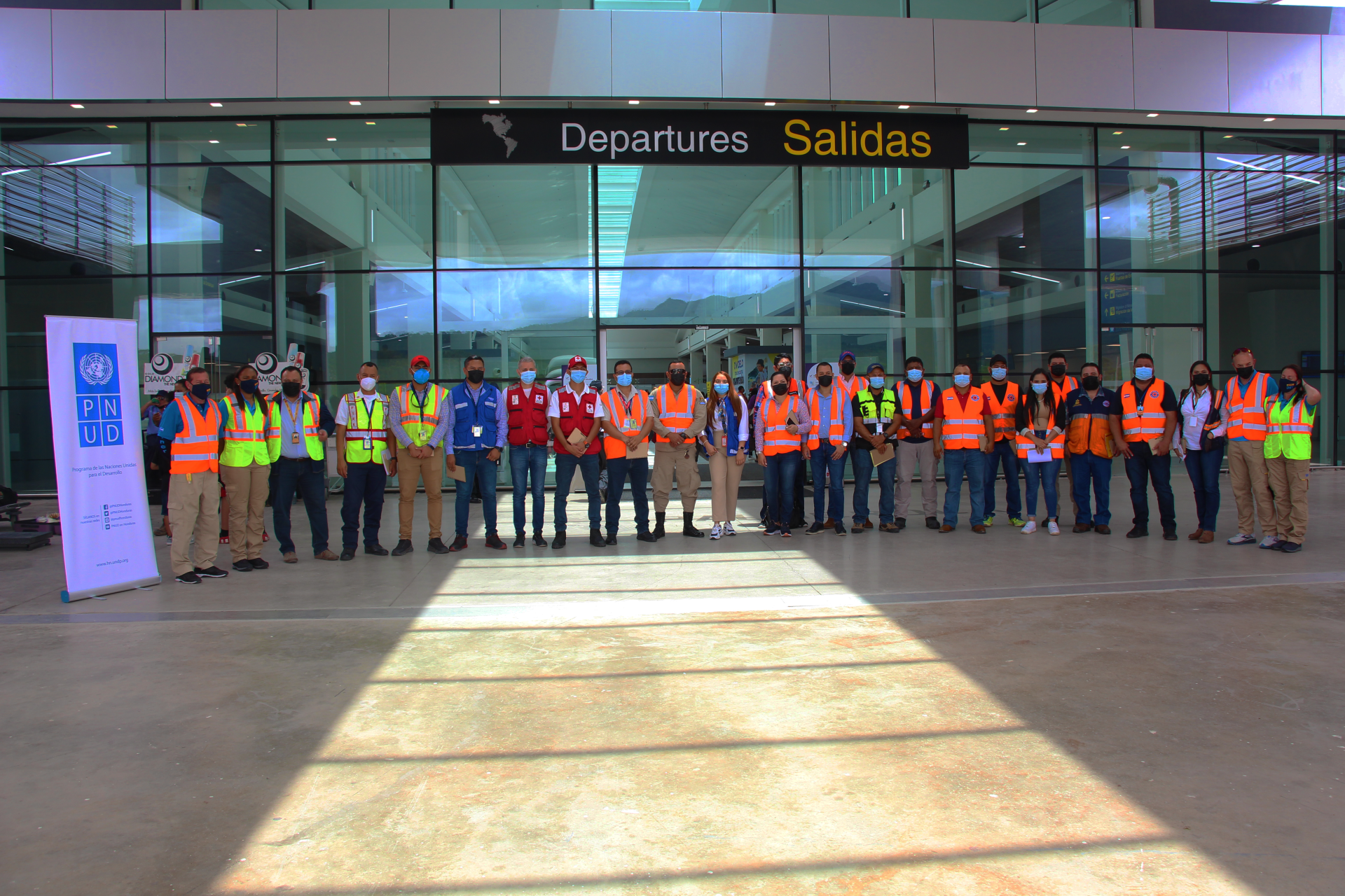 Equipo de entes encargados en caso de emergencia en el aeropuerto internacional de Palmerola