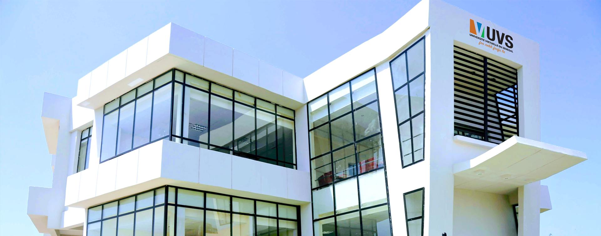 Bâtiment avec fenetres en verre et enseigne indiquant "UVS"