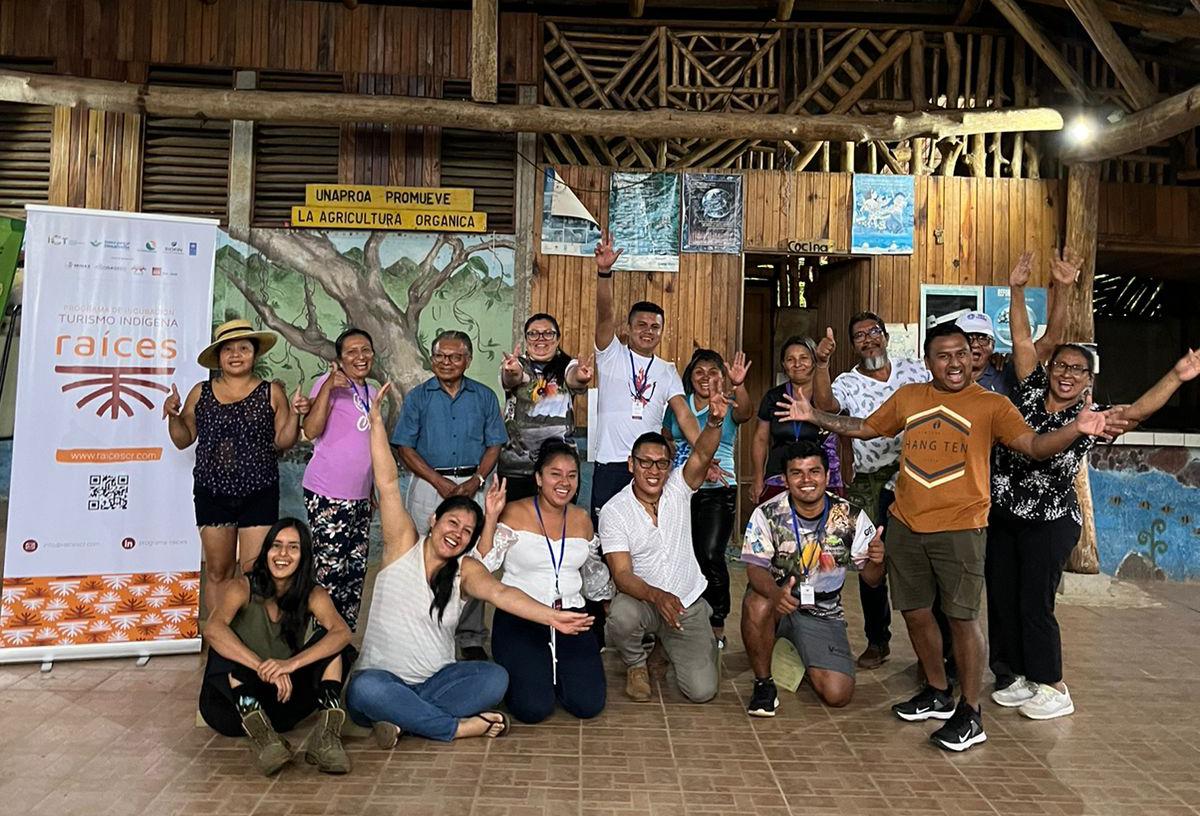 Grupo de personas en los territorios indígenas 