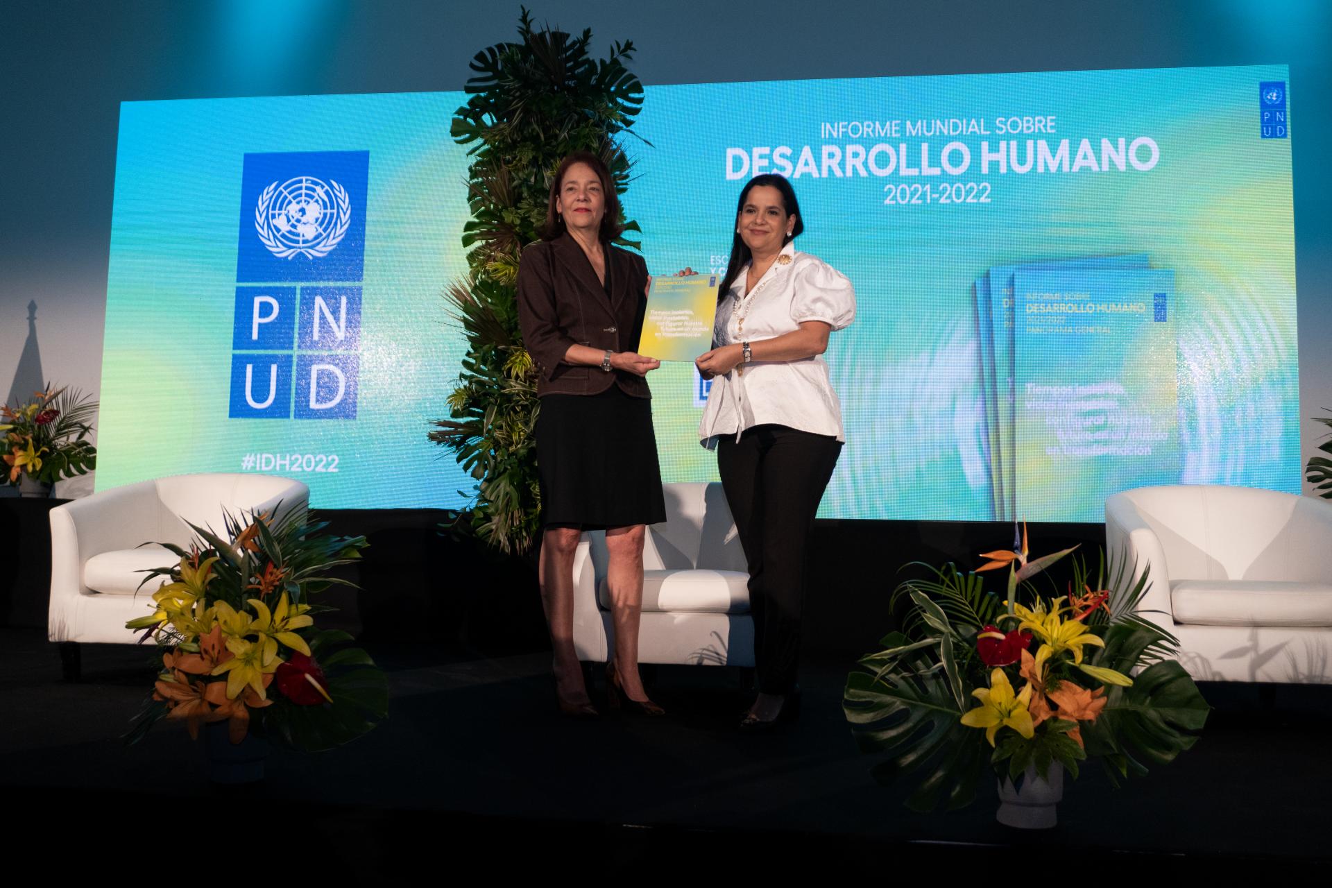 Representante del PNUD entrega IDH2022 a la ministra María Inés Castillo