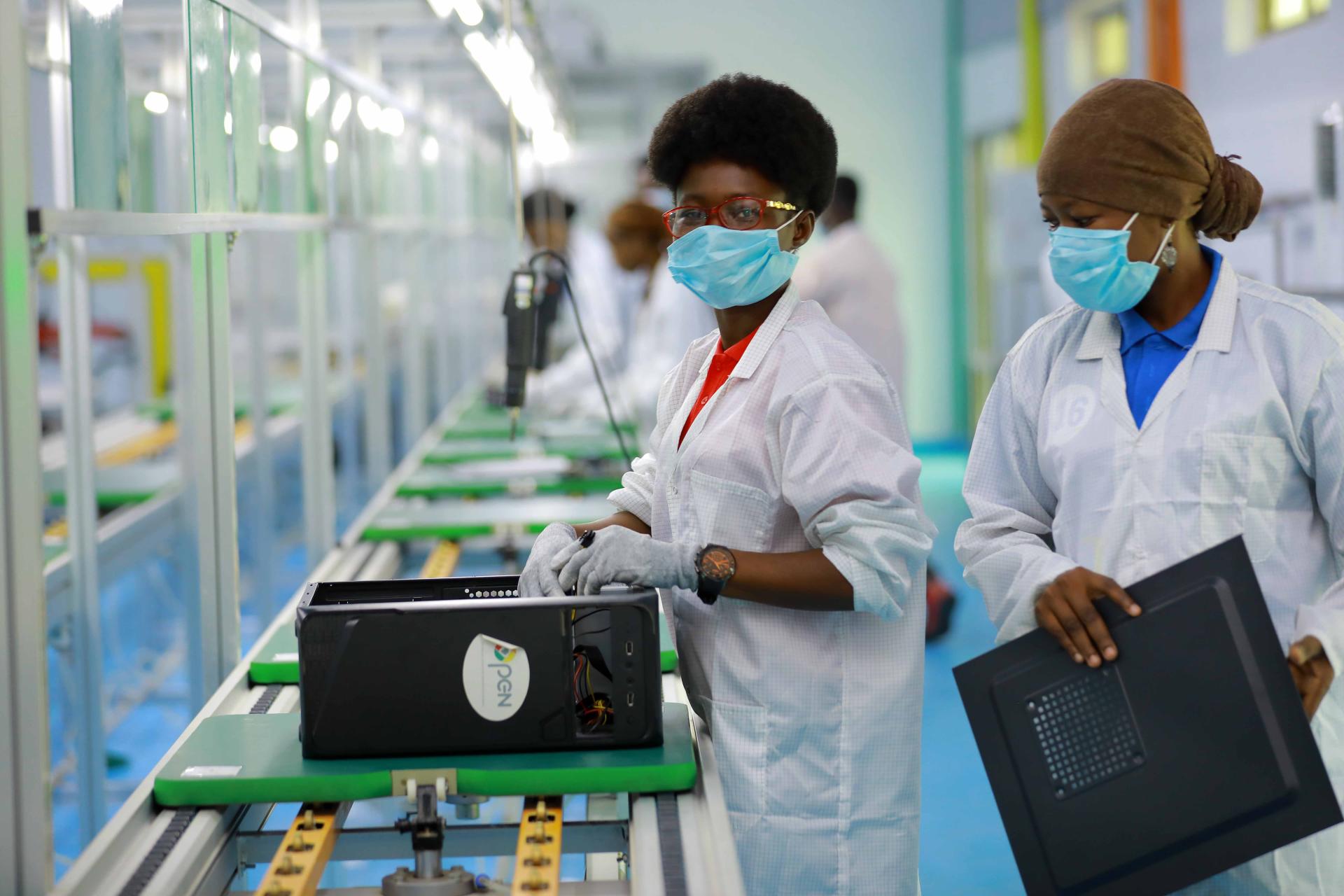 Jeunes filles montant des ordinateurs dans un atelier de montage