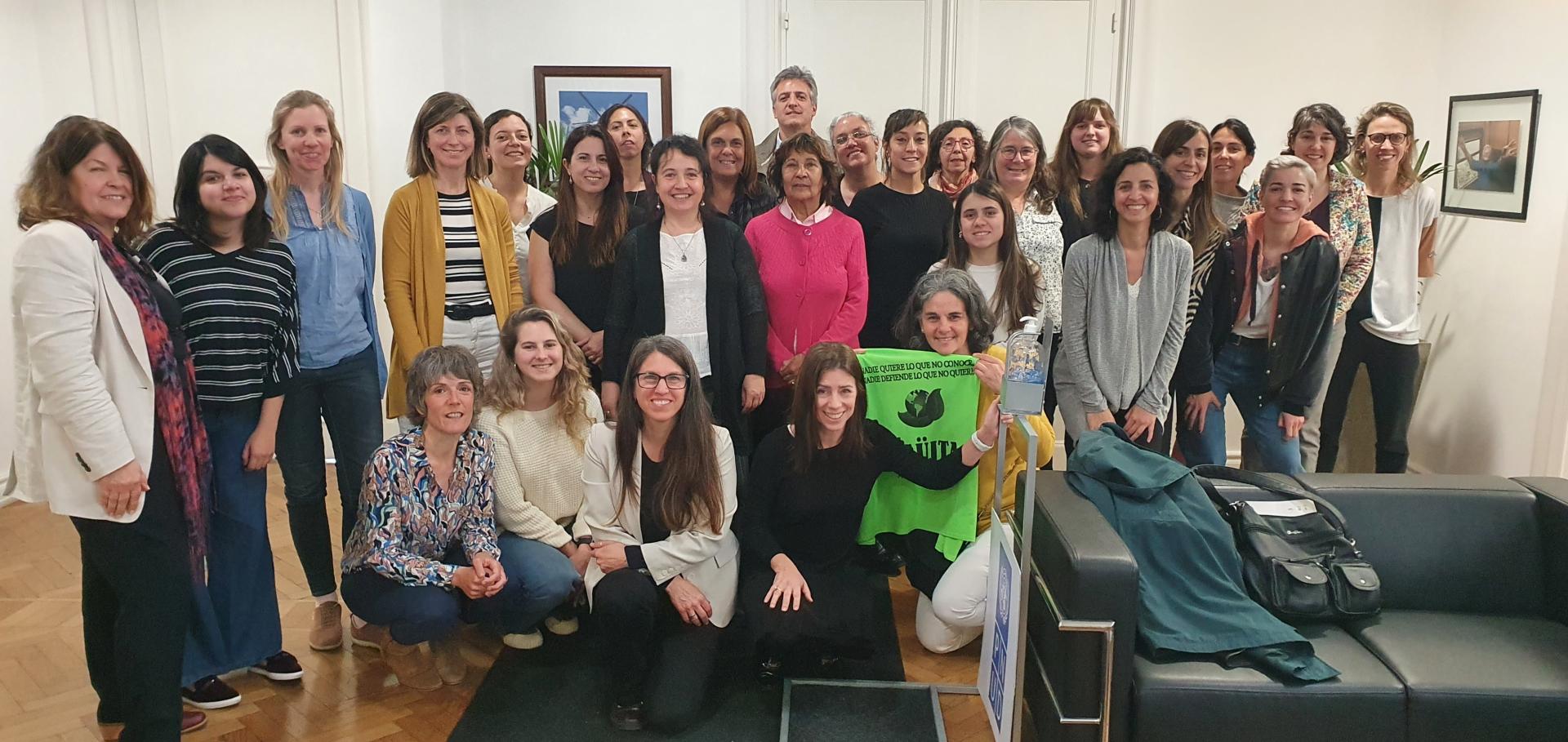 Foto grupal de mujeres que participaron en conversatorio sobre género y cambio climático