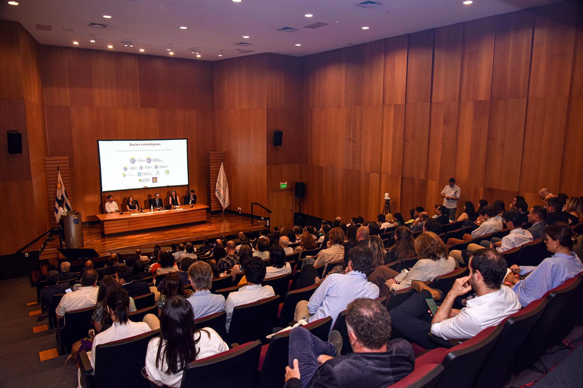 Vista general de auditorio y panel de acto de cierre del proyecto MOVÉS