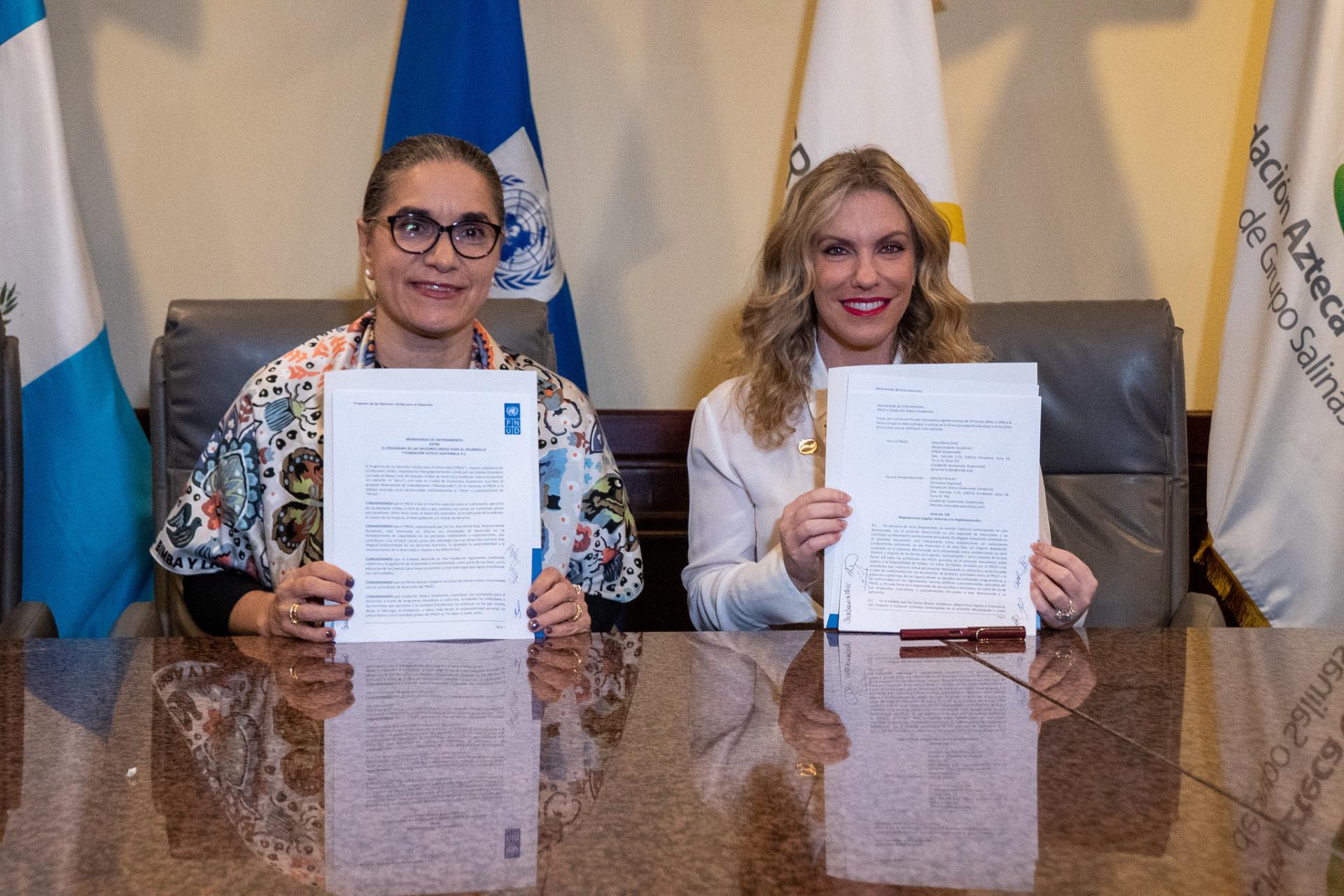 Ana María Díaz, Representante Residente del PNUD Guatemala junto a Ninfa Salinas, Presidenta del Consejo Directivo, Fundación Azteca México.