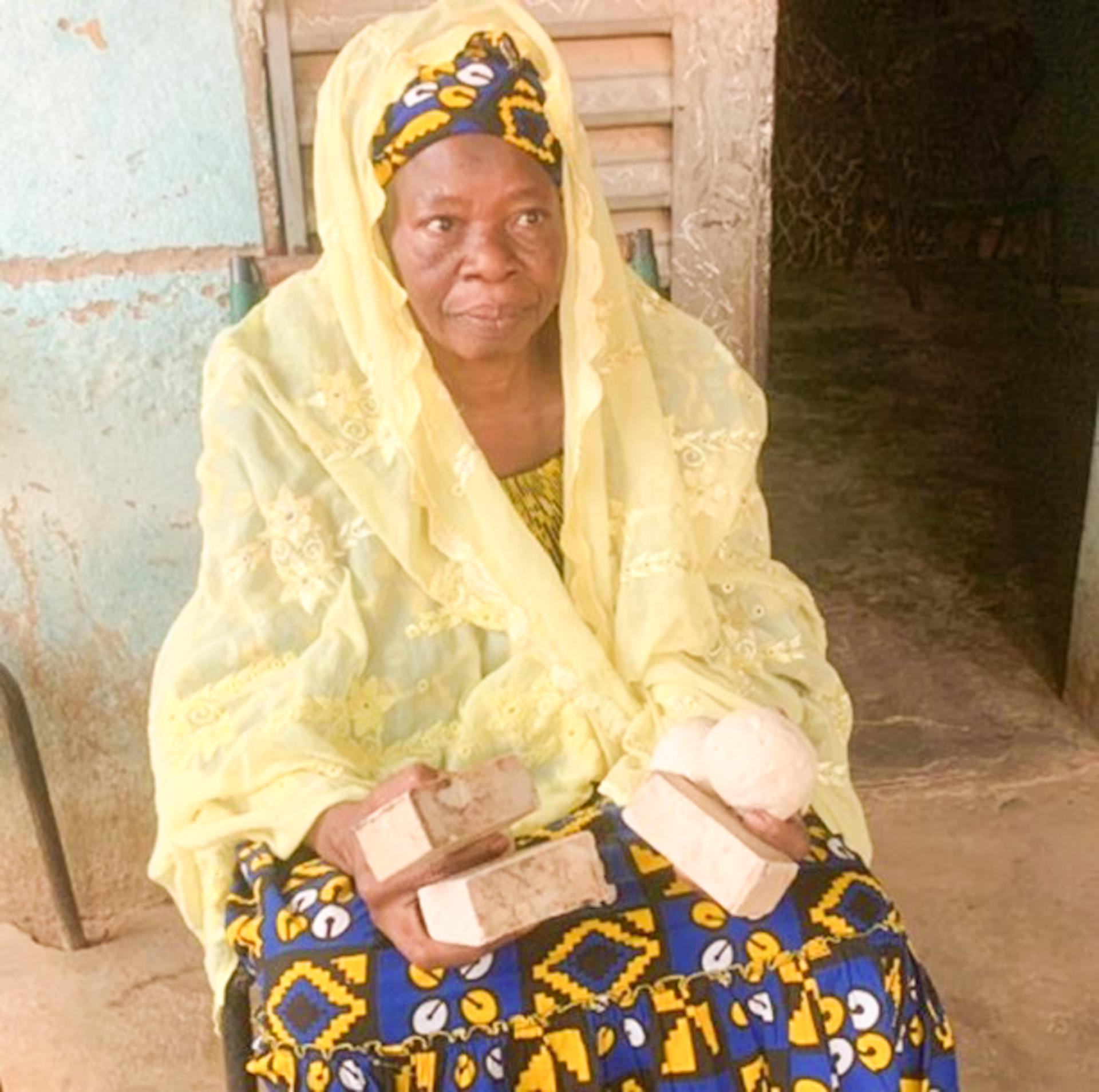 Adama Ouloguem, présentant divers produits de savon à vendre dans la commune de Bandiagara