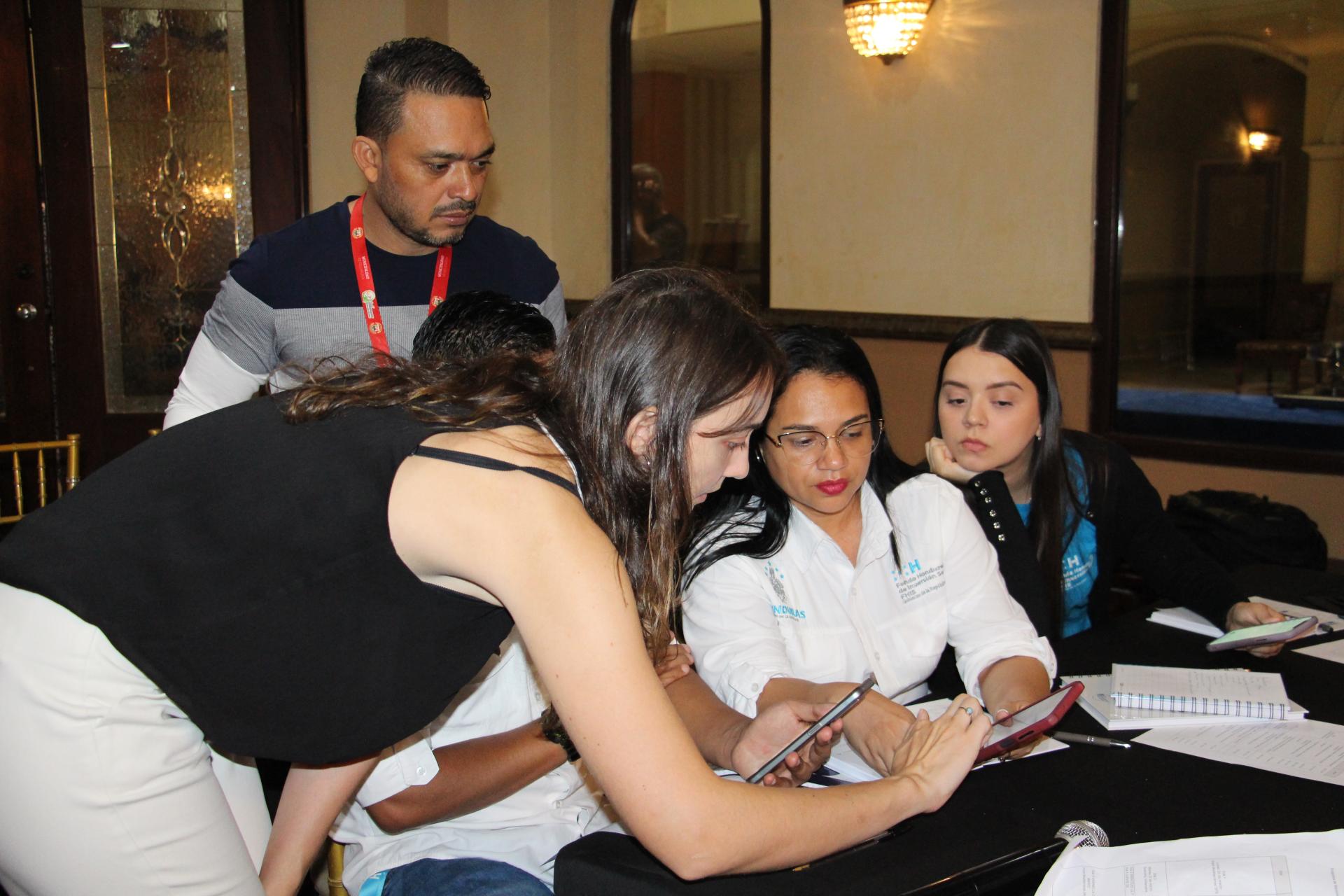 Personas recibiendo el taller de evaluación de daños en hogares y edificios HBDA