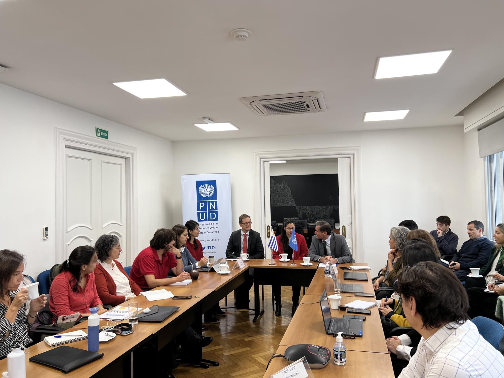 Personas reunidas alrededor de una mesa durante el taller sobre el Artículo 6 deñ Acuerdo de París sobre el clima