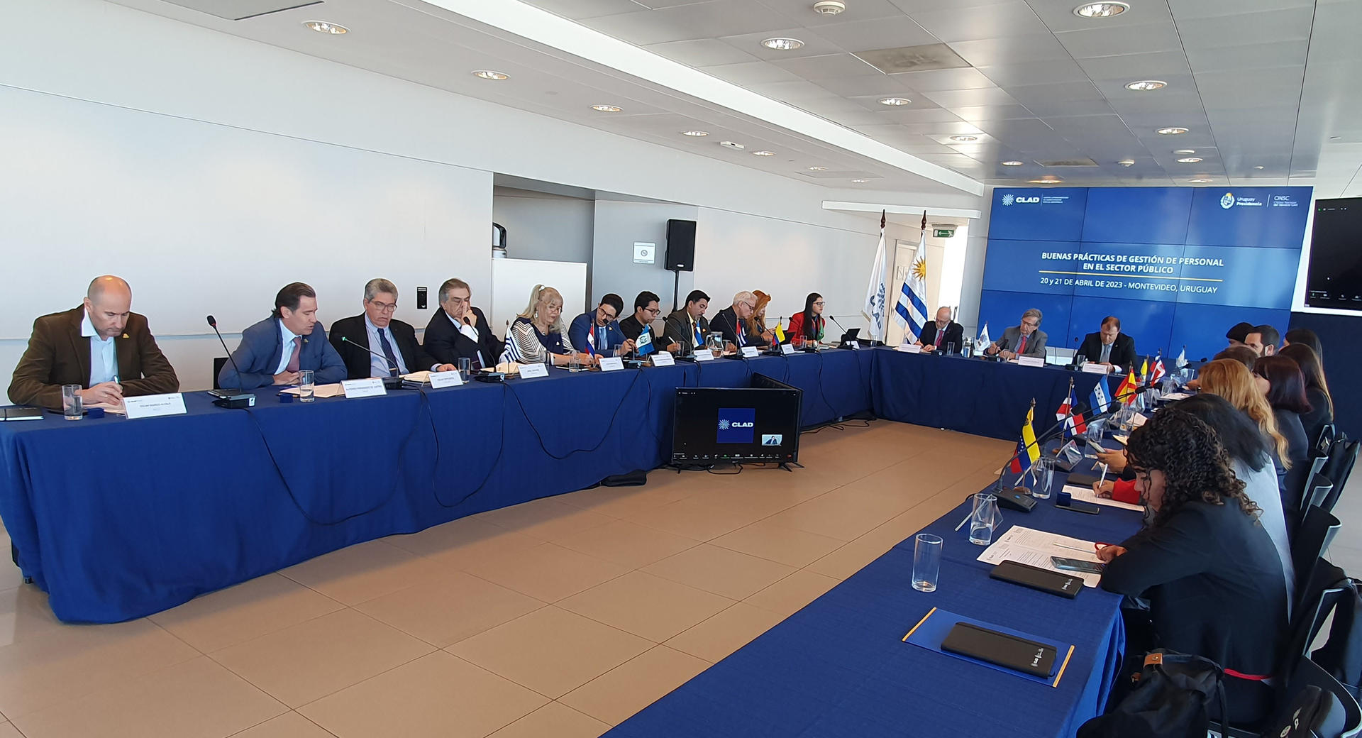 Mesa de participantes de seminario sobre Buenas prácticas de gestión de personal en el sector público
