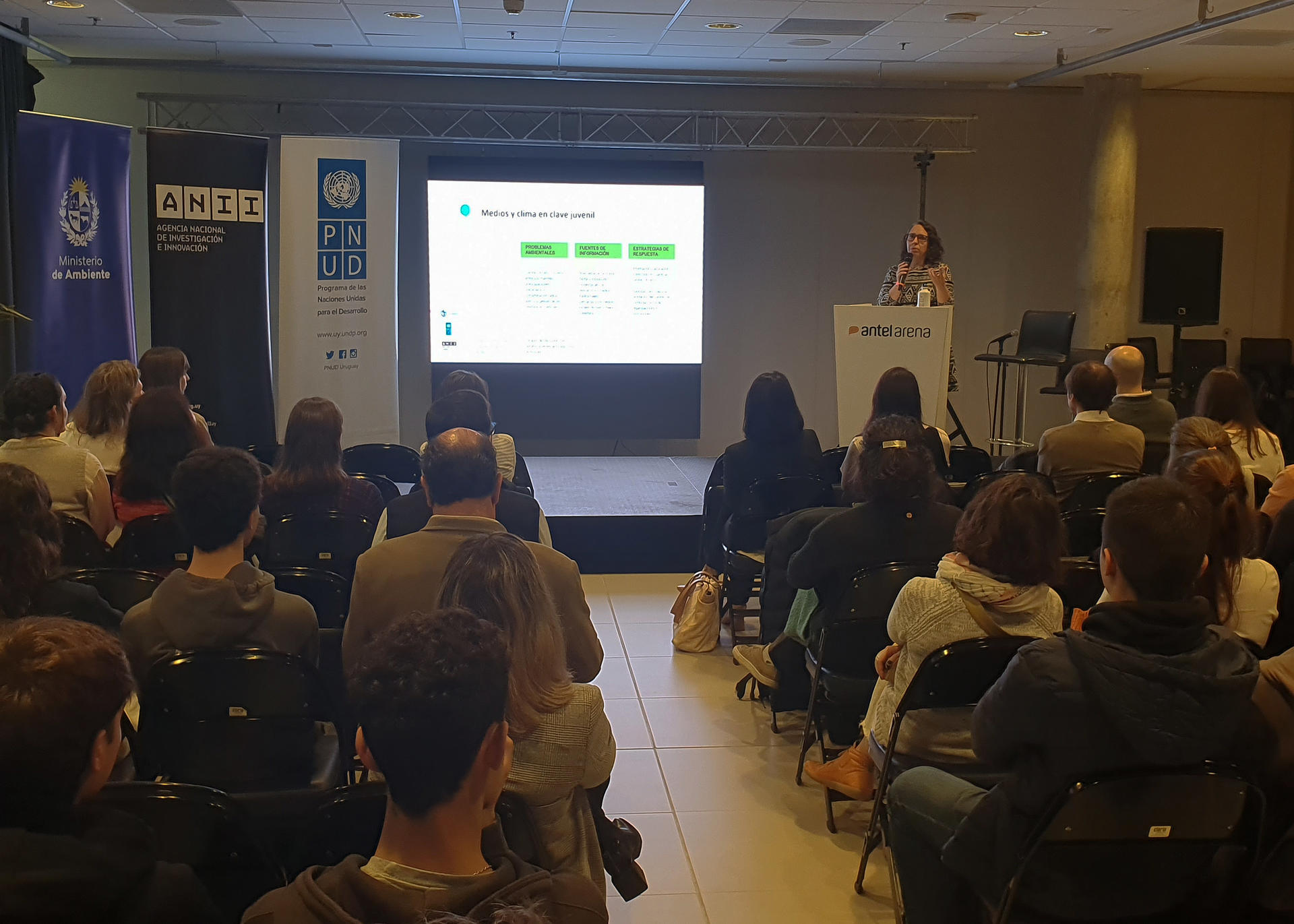 Presentación de Victoria Gomez frente al audiotorio del proyecto oportunidades y estrategias en la comunicación del cambio climático 