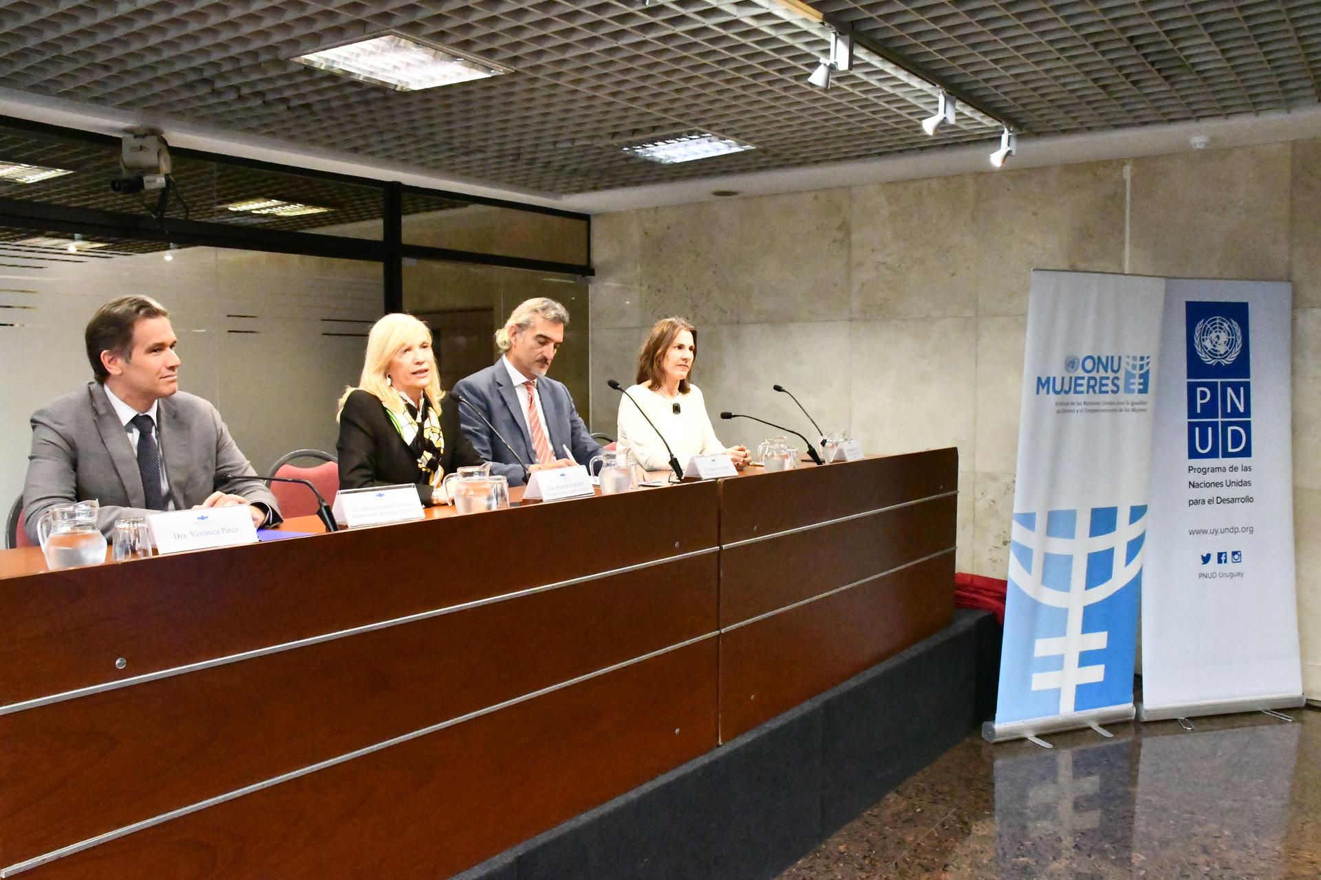 Mesa de apertura del diálogo sobre democracia paritaria. De izquierda a derecha: Alfonso Fernández de Castro, representante residente del PNUD; Beatriz Argimón, vicepresidenta de la República; Pablo Ruiz Hiebra, coordinador residente de las Naciones Unidas; Magdalena Furtado, coordinadora de Programas de ONU Mujeres en Uruguay. 