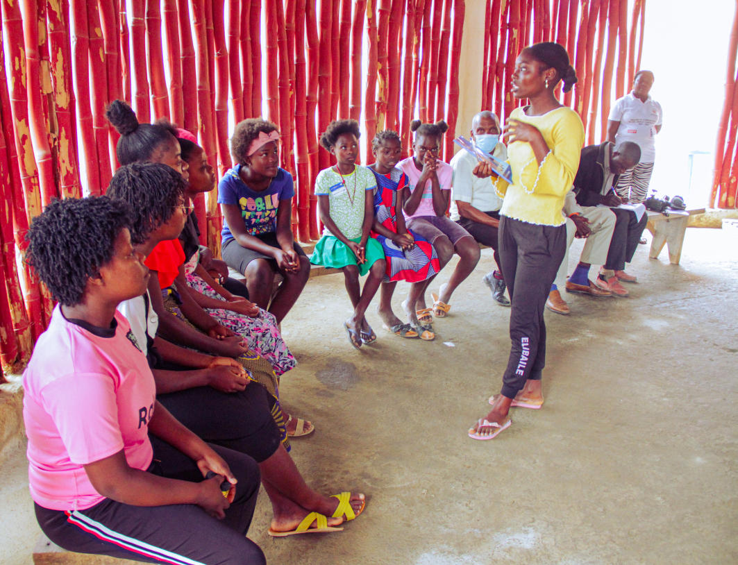 Ana Alexandre partilha suas experiências durante a sessão de bancada no Cuanza Sul. @UNDP Angola/Leandro Lima