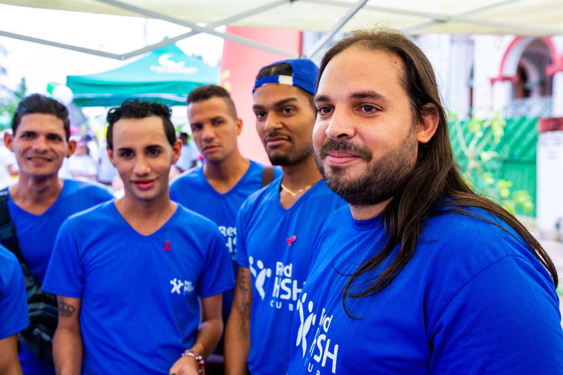 Un grupo de personas posando para la cámara
