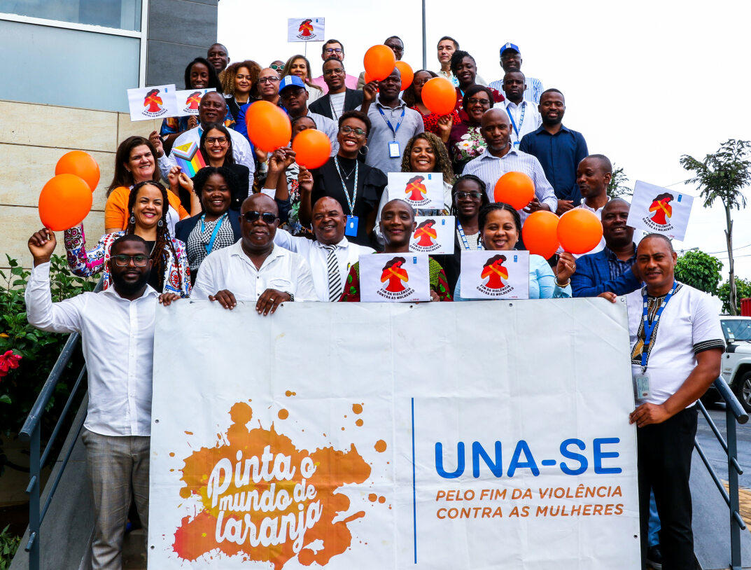 Foto de família para marcar a nossa participação na campanha "16 dias de ativismo para acabar com a violência contra as mulheres
