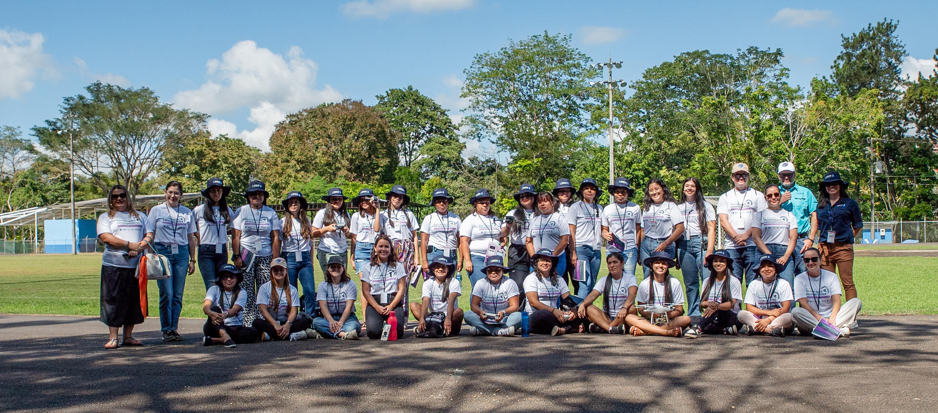 Grupo de mujeres jóvenes participantes del rally