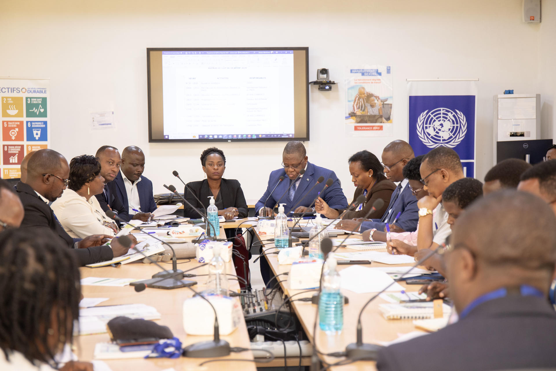 L'équipe du PNUD Burundi et les partenaires lors de l'atelier de validation du portefeuille "Appui à l’entrepreneuriat innovant pour l’autonomisation des jeunes et des femmes au Burundi"