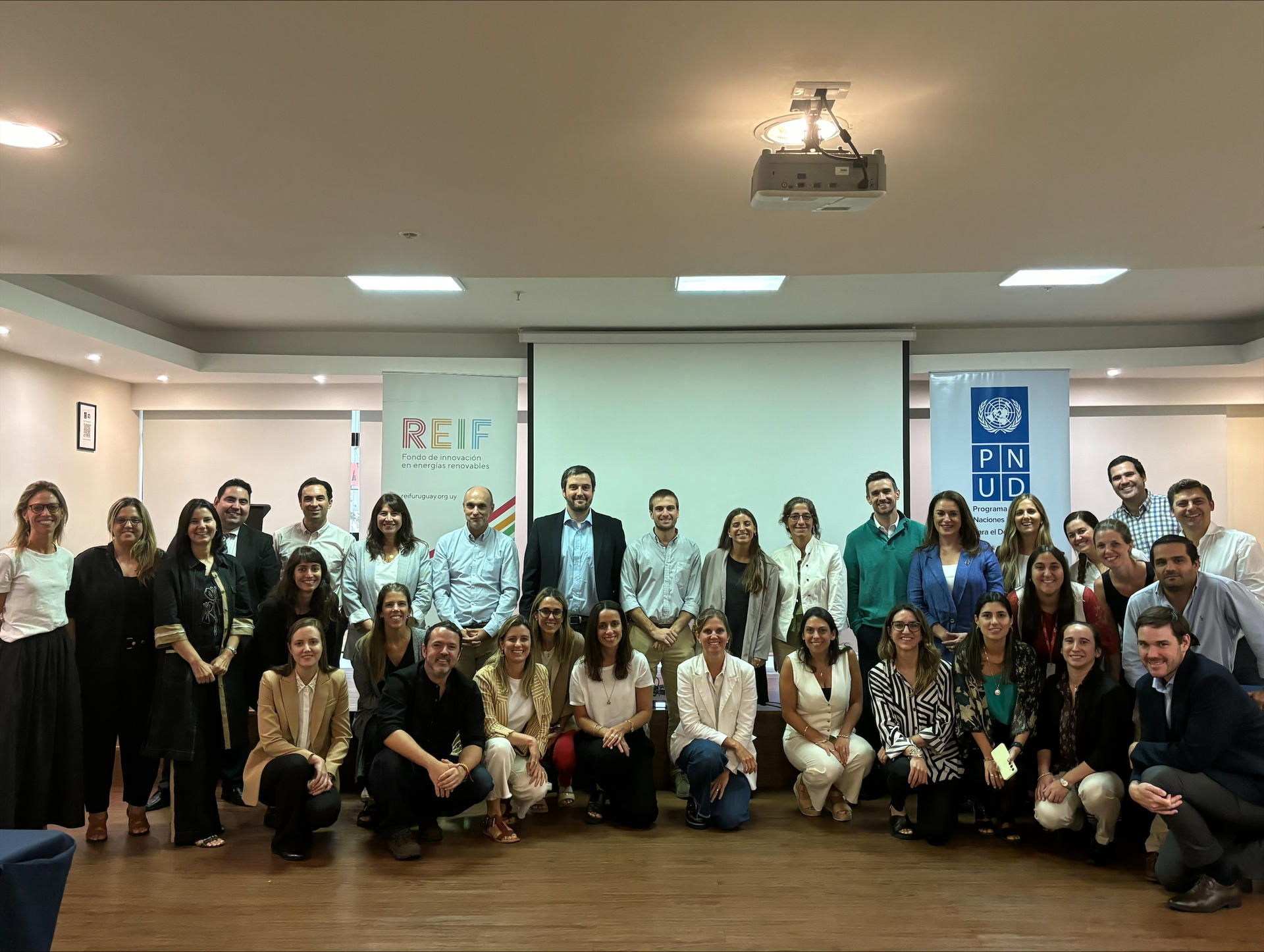 Foto grupal de participantes del taller sobre analisis de impacto para bancos en Uruguay