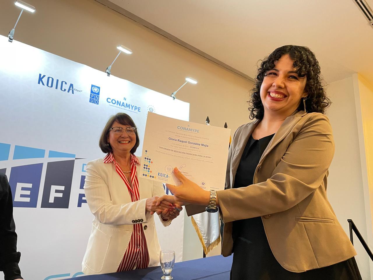 Mujer recibiendo diploma de graduación