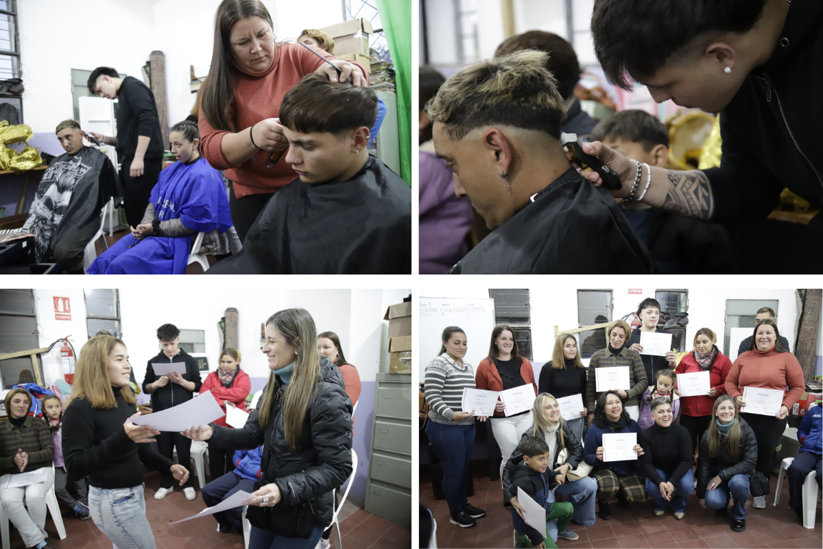 La imagen está compuesta por cuatro fotos que documentan el curso de peluquería y la entrega de diplomas en Paysandú, Uruguay:  La primera foto (arriba a la izquierda) muestra a varias personas cortando el cabello a los participantes del curso, incluyendo a un niño y a un adulto, en una sala donde se están llevando a cabo prácticas de peluquería. La segunda foto (arriba a la derecha) muestra a un joven cortando el cabello de otro participante, concentrándose en la técnica de corte con máquina. La tercera fo