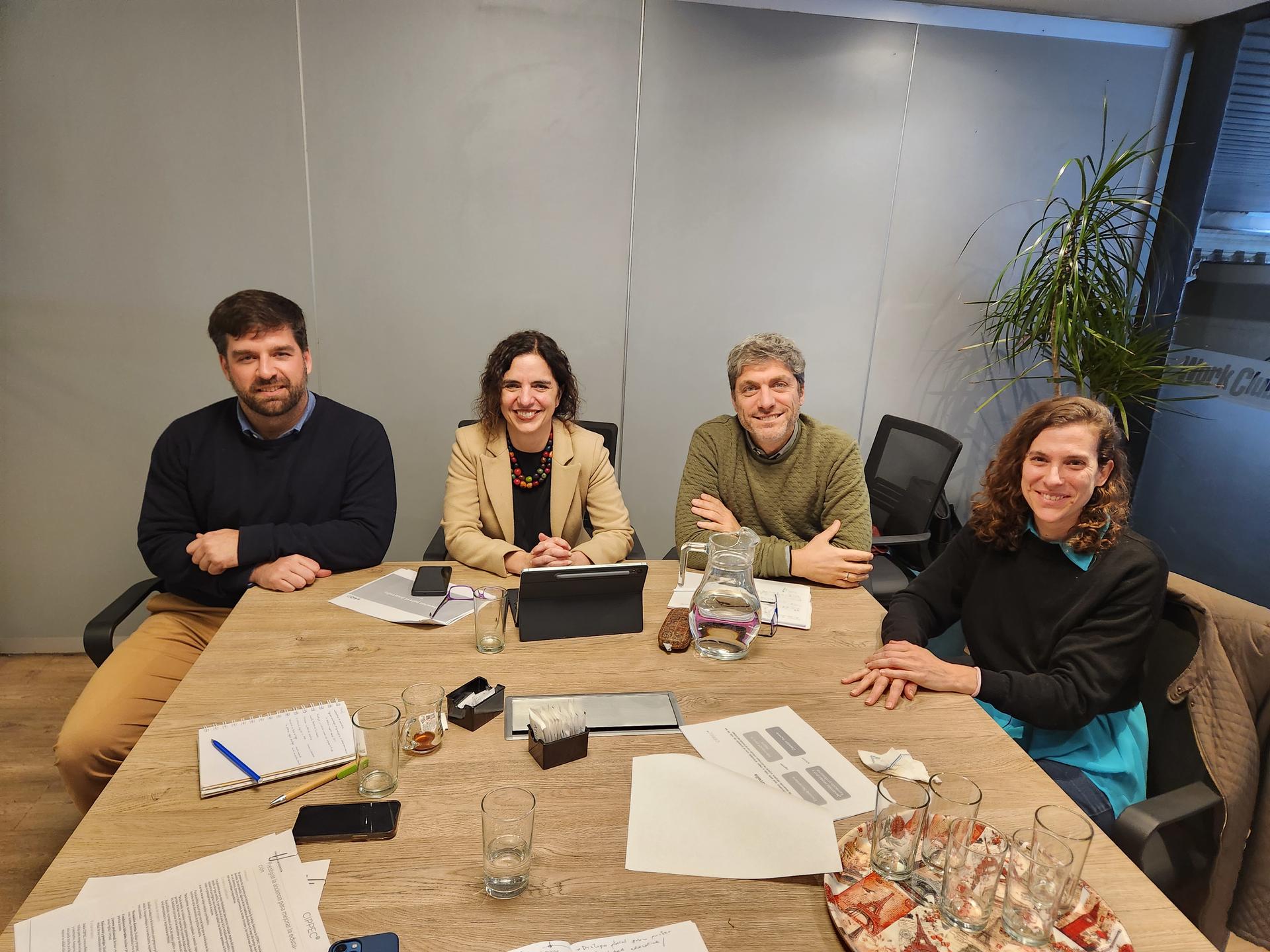 Un grupo de personas sentadas en una mesa