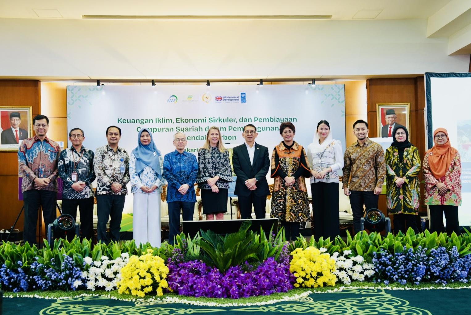 sekelompok orang berdiri di sebuah ruangan