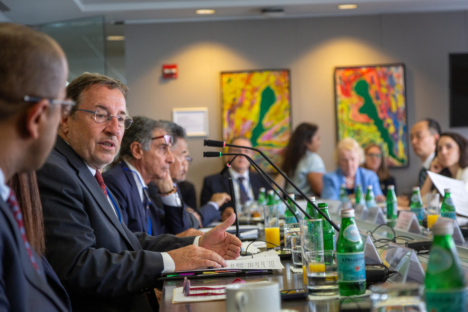Primer plano de Achim Steiner, administrador junto a oradores que discutieron cómo avanzar en la ambición y la acción climática mientras se enfrentan a contextos cada vez más polarizados.