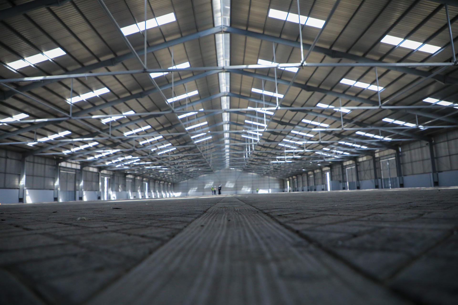 indoor,ceiling,building,train,sitting,luggage,large,station,track,long,platform,waiting,empty,room,board,bench,wooden,table,bridge,standing,suitcase,subway,air,man,plane,parked