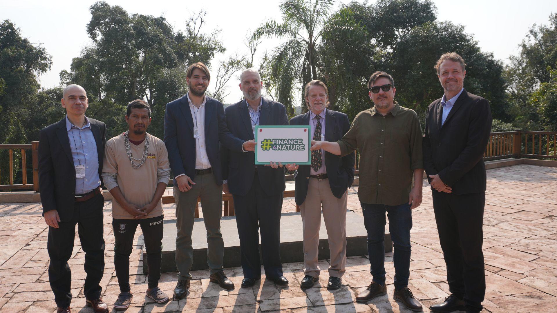 Un grupo de personas posando para una foto