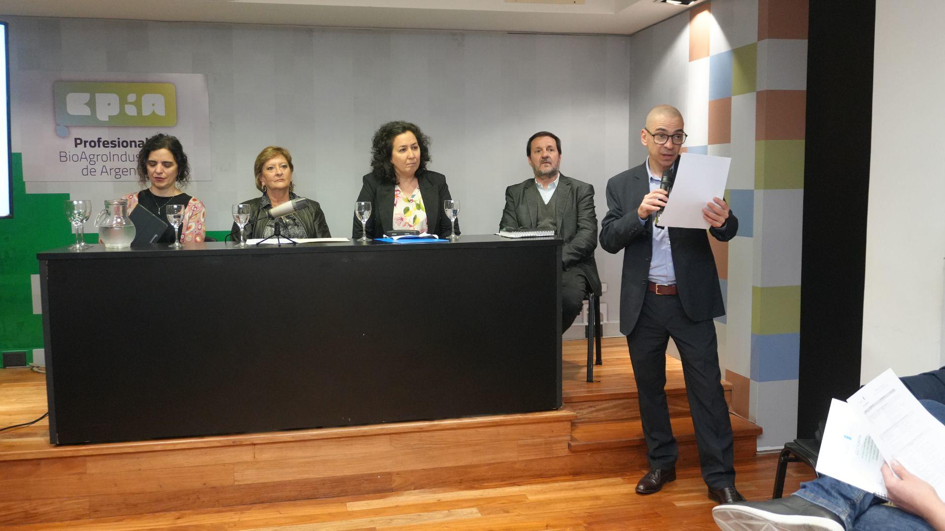 Un grupo de personas sentadas en una mesa