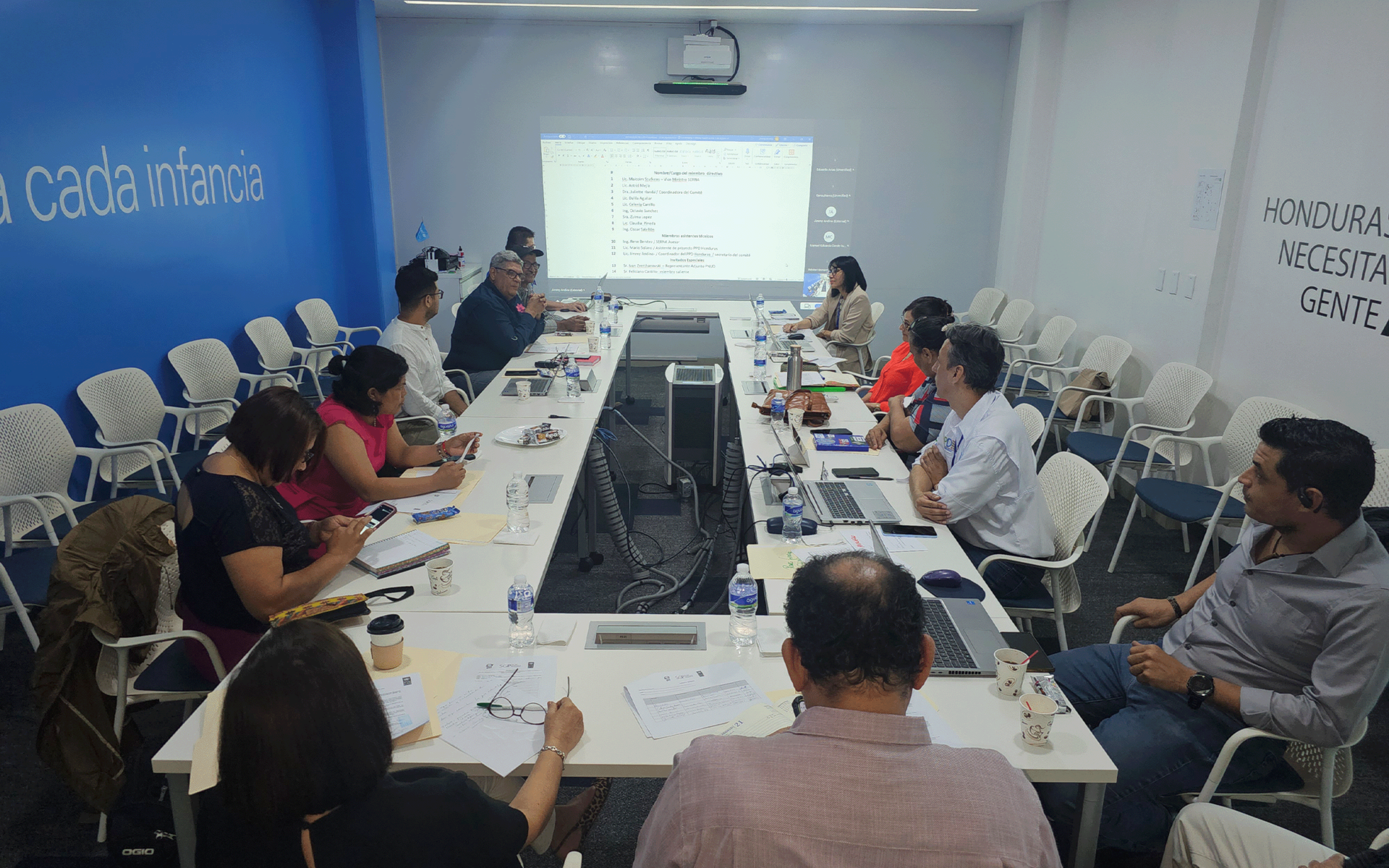 Un grupo de personas mirando una computadora