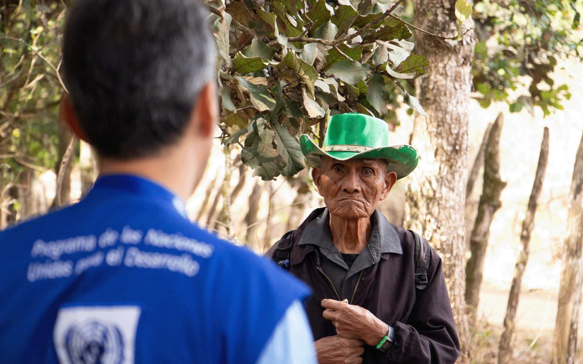 Un hombre con un sombrero azul