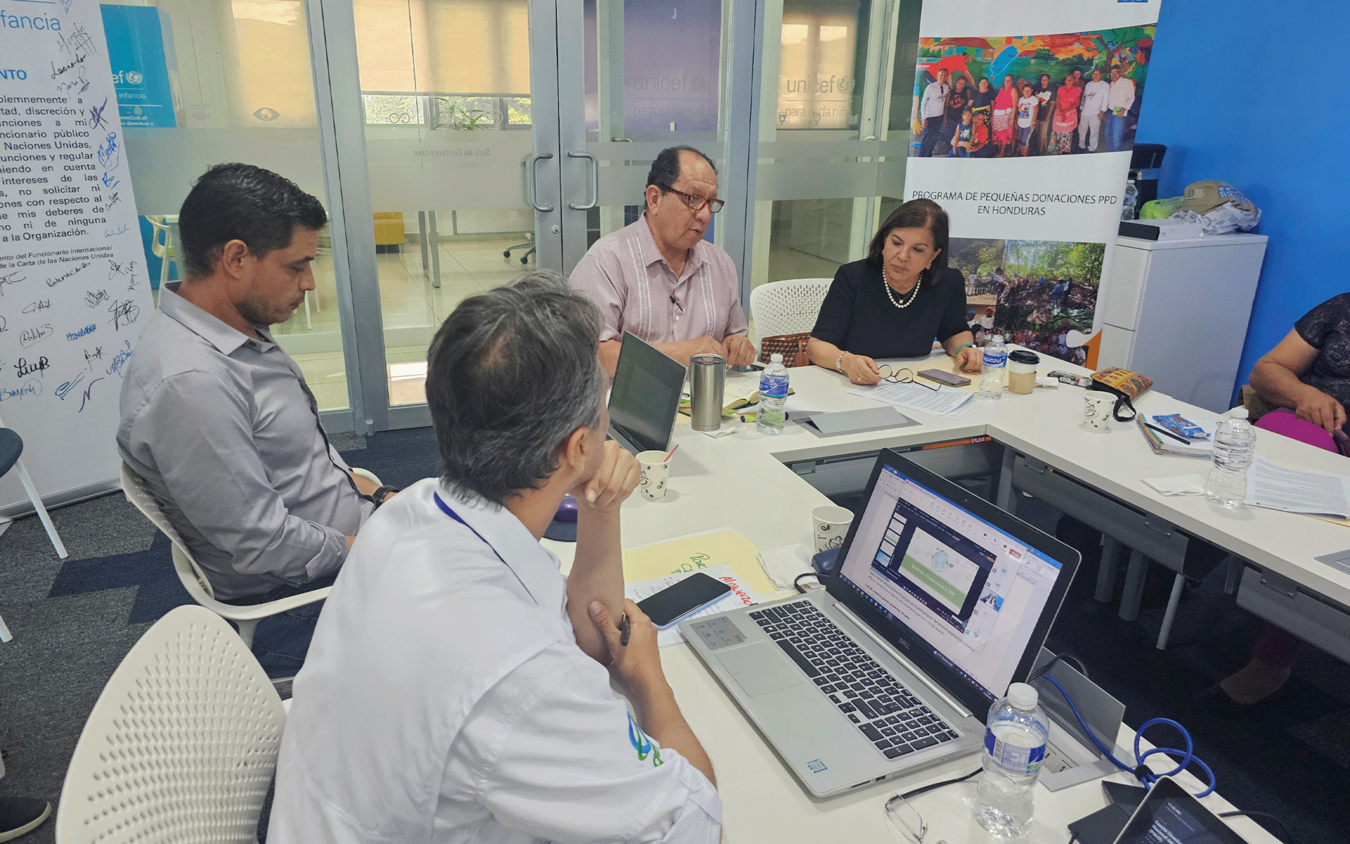 Un grupo de personas mirando una computadora portátil