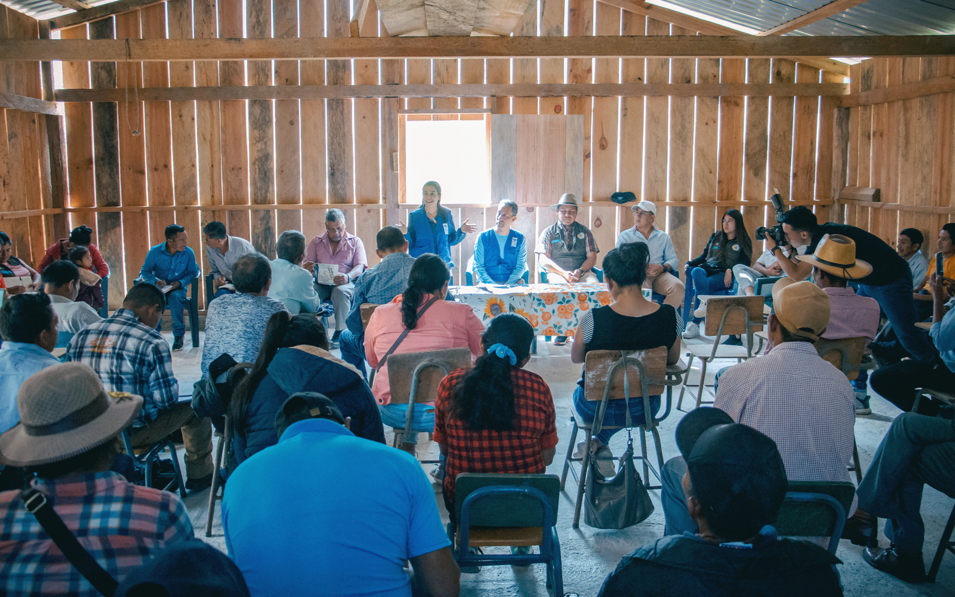 Un grupo de personas sentadas en una mesa