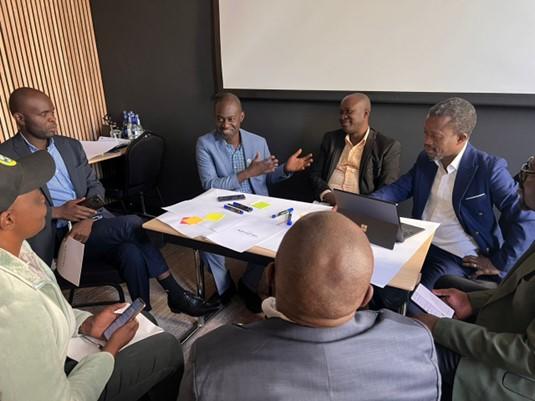 un groupe de personnes assises à une table