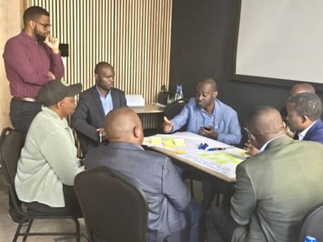 un groupe de personnes assises à une table