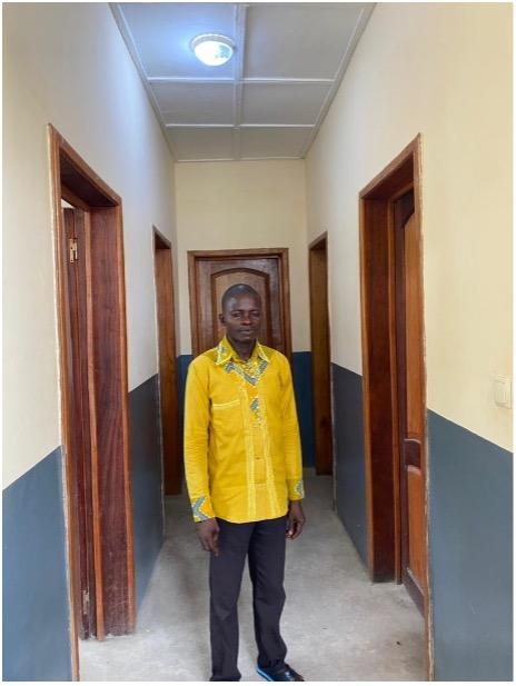 un homme debout devant un miroir posant pour la caméra