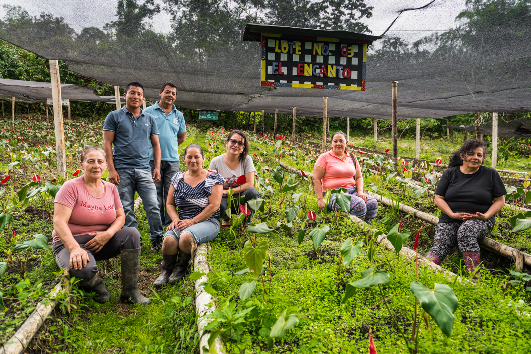 Un grupo de personas en un jardín
