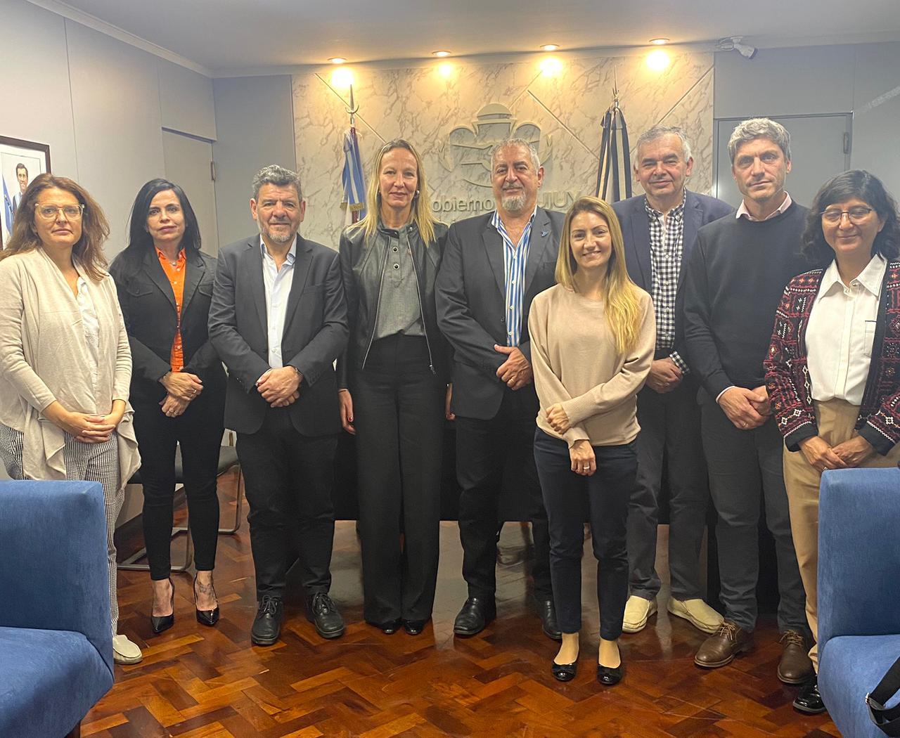 Un grupo de personas posando para una foto