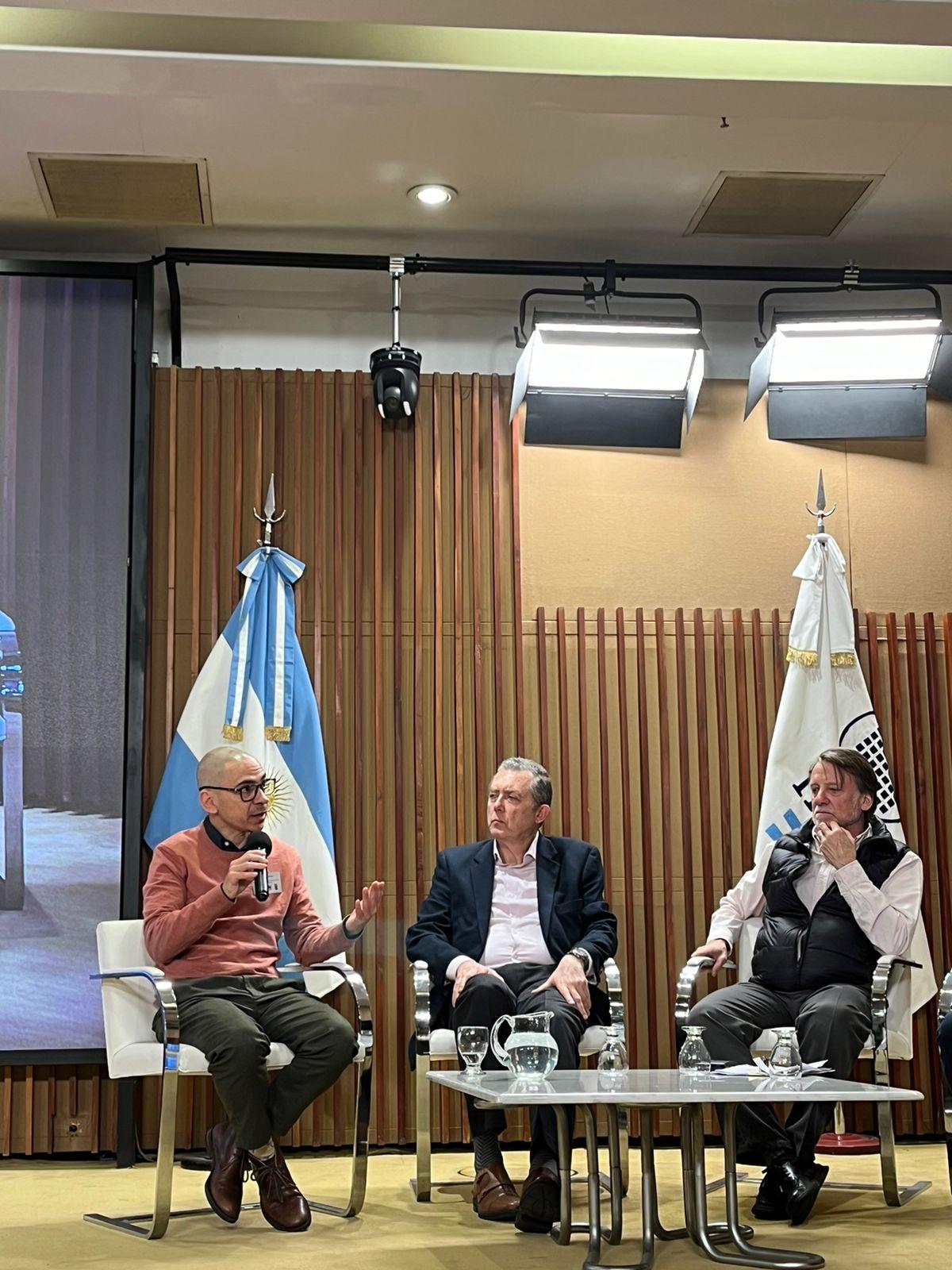 Un grupo de personas sentadas en una mesa