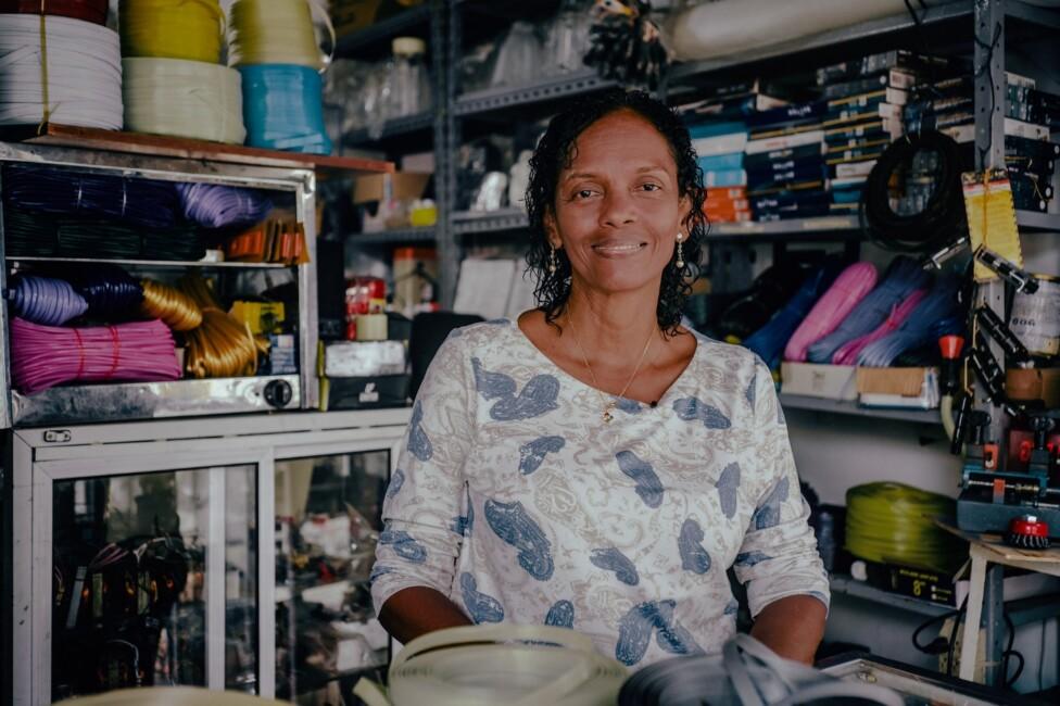 una mujer preparando comida en una cocina