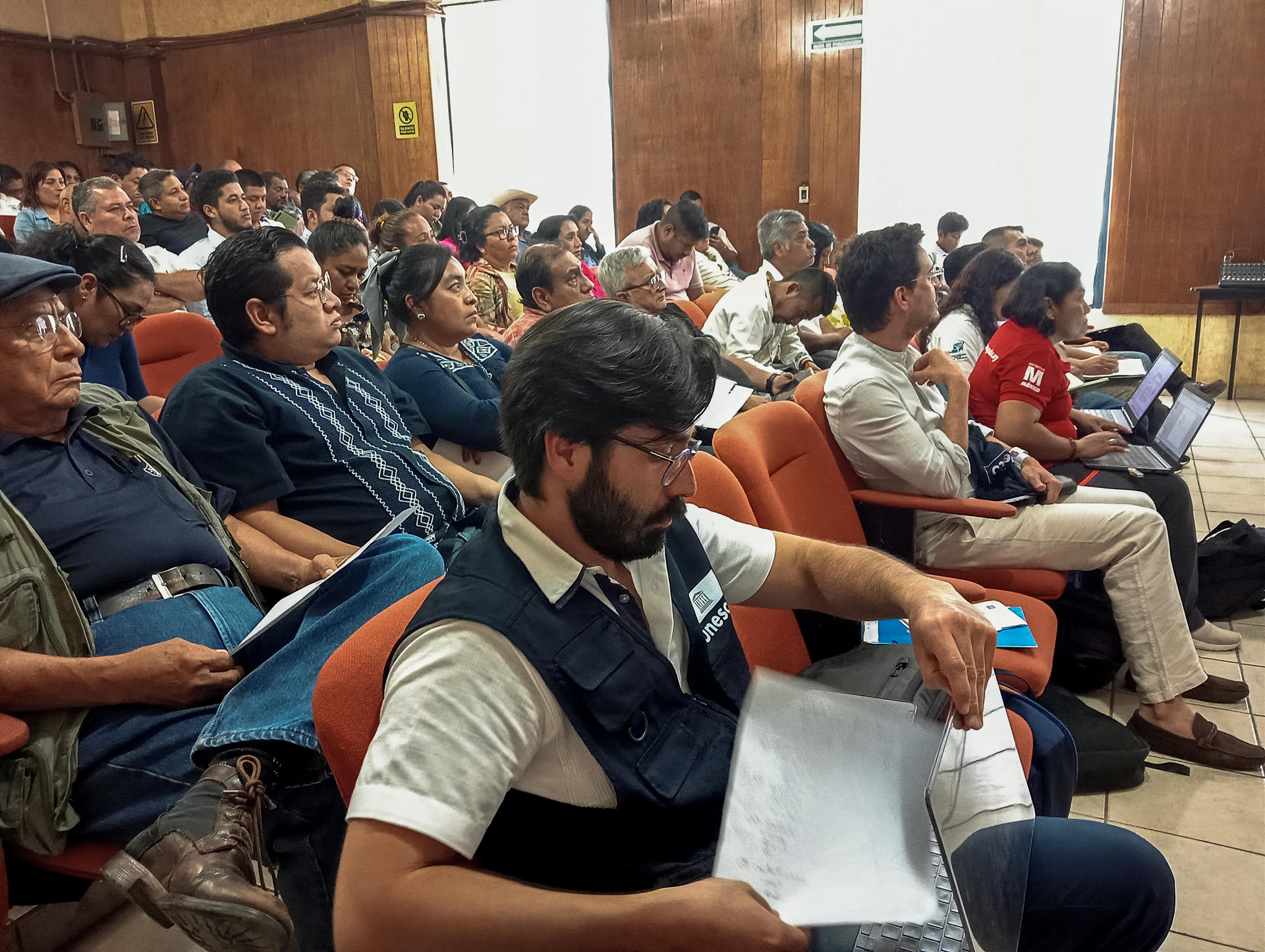 Un grupo de personas sentadas en una mesa