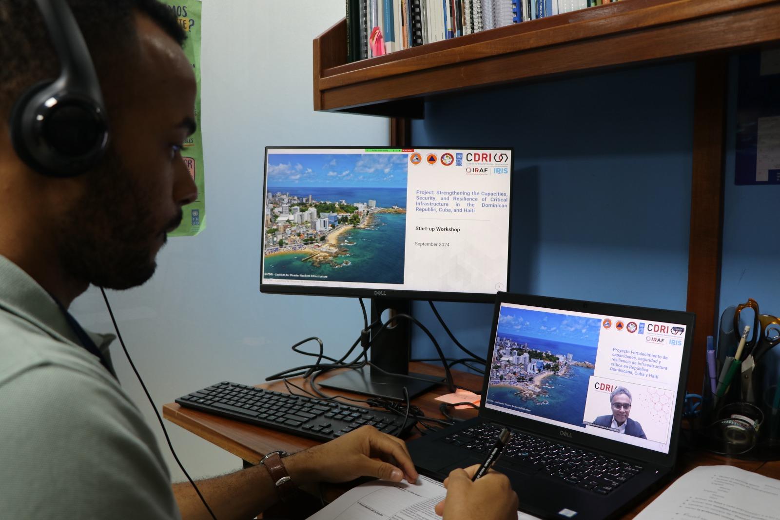 Un hombre sentado en un escritorio frente a una computadora